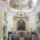 Ci troviamo in un ambiente a croce greca, con la cappella centrale coperta da volta a vela e i quattro bracci laterali voltati a botte